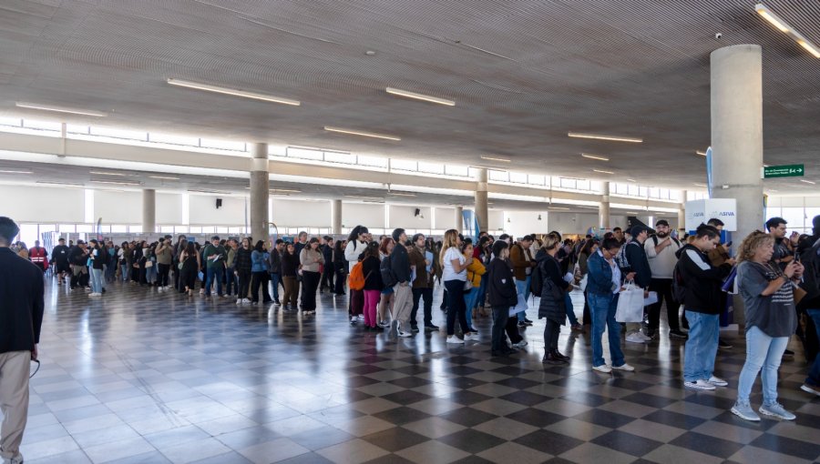 2.450 vacantes laborales se ofrecieron en feria que reunió a 42 empresas en Valparaíso