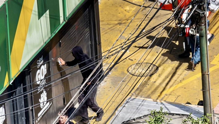 Carabineros destaca marcha estudiantil "pacífica y tranquila" en Valparaíso, pero reporta tres detenidos por rayar una farmacia