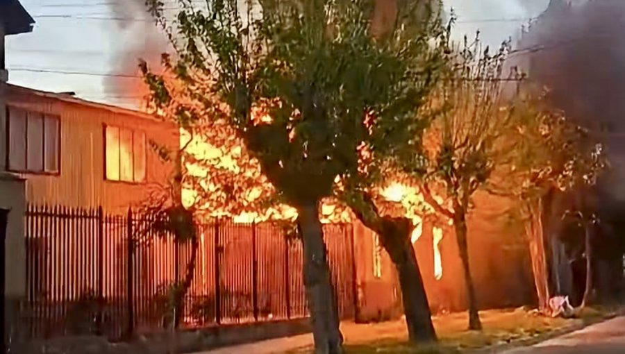 Incendio estructural destruye una vivienda y deja ocho damnificados en Limache