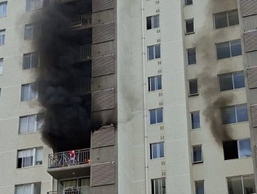Incendio en altura afecta a edificio frente a las canchas de Everton en Reñaca Alto