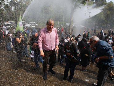 Presidente del Colegio de Profesores acusó "represión muy brutal e injustificada" de Cabineros durante manifestación en Santiago