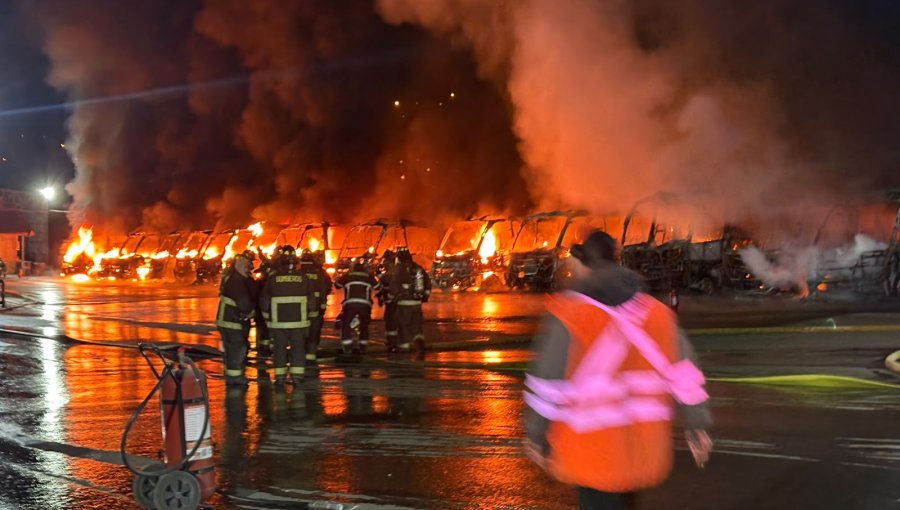 Incendio destruye 14 microbuses durante la madrugada en garita de Villa Alemana