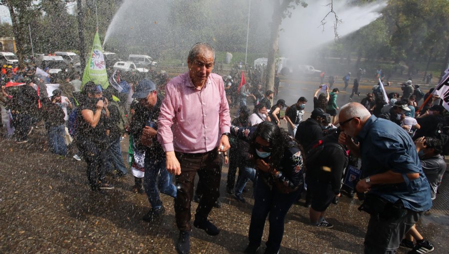 Presidente del Colegio de Profesores acusó "represión muy brutal e injustificada" de Cabineros durante manifestación en Santiago
