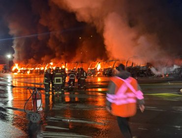 Incendio destruye 14 microbuses durante la madrugada en garita de Villa Alemana