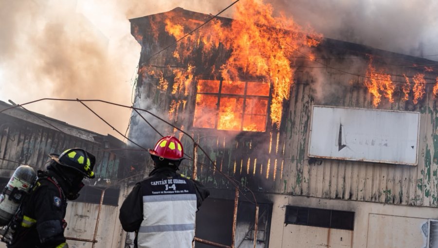 Familia debió ser rescatada de casa que se incendiaba en Concón: no hubo heridos