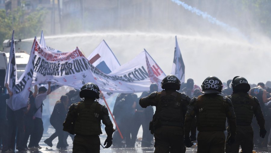 Diversos incidentes marcaron la marcha convocada por la Confech en Santiago: al menos 12 personas fueron detenidas