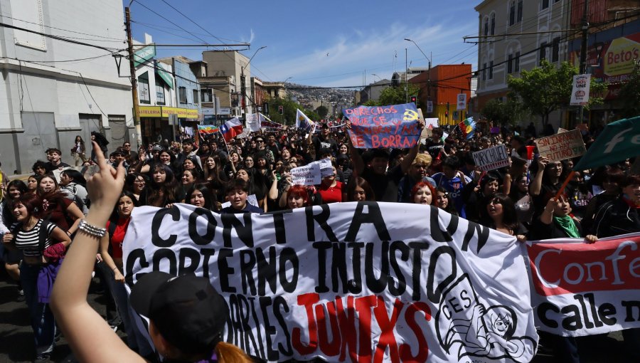 Secundarios y universitarios marcharon en Valparaíso contra recortes del Ejecutivo: "La educación no es fundamental para el Gobierno"