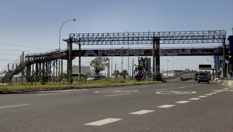 Informe alerta por falta de decretos alcaldicios para autorizar uso de pasarelas de la Av. España de Valparaíso para fines comerciales