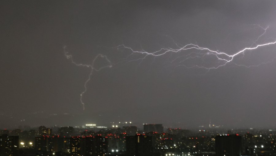 Declaran Alerta Temprana Preventiva para la región Metropolitana ante probables tormentas eléctricas y precipitaciones