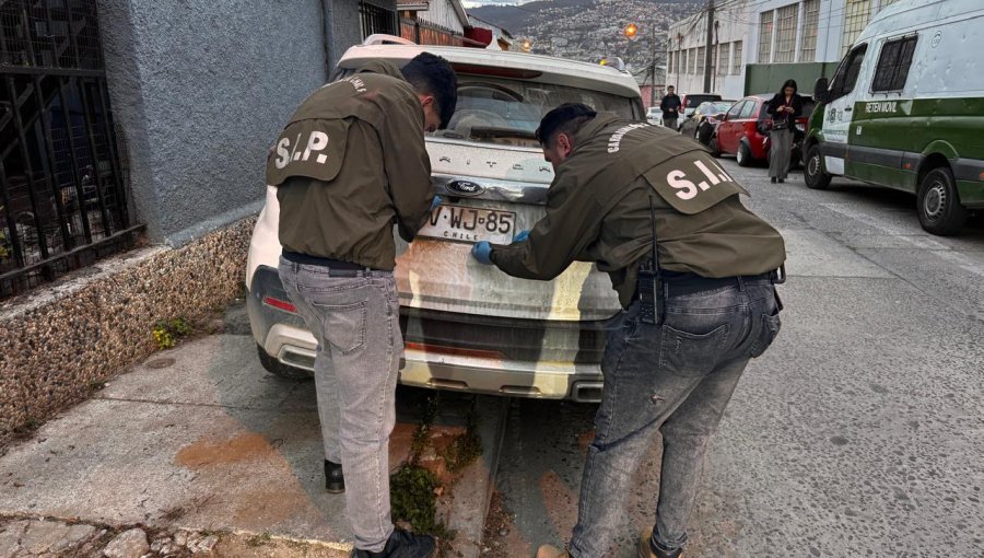 Carabineros recupera en supermercado de Valparaíso vehículo robado que circulaba con patente adulterada