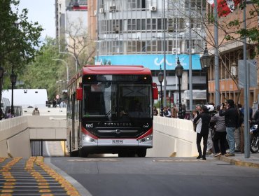 Eje Bandera en Santiago reabre al transporte público tras cerca de 13 años como paseo peatonal