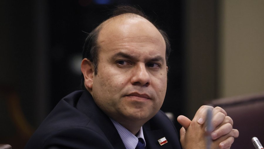 Pavez defiende fin de «Yo elijo mi PC» por estar "mal evaluado" y afirma que "no presenta un efecto relevante en el aprendizaje"