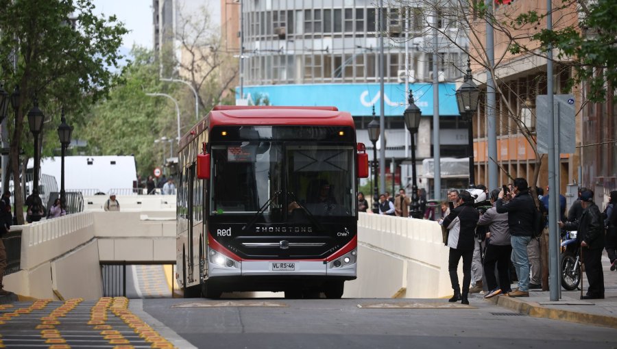 Eje Bandera en Santiago reabre al transporte público tras cerca de 13 años como paseo peatonal