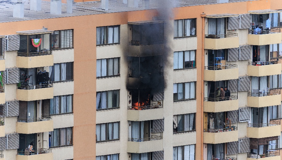 Hombre muere tras incendiar departamento de su pareja en San Miguel