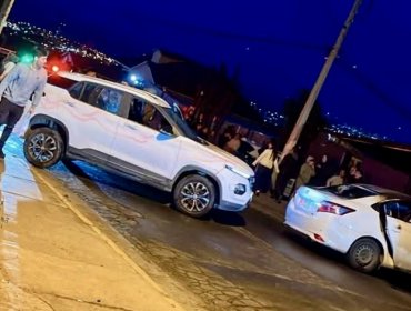 Violento turbazo en supermercado termina con guardia agredido y dos automóviles incendiados en cerro Rodelillo de Valparaíso
