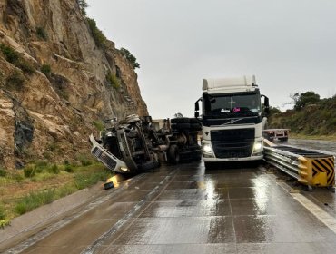 Camión de alto tonelaje volcó en el Camino La Pólvora en dirección al Puerto en Valparaíso