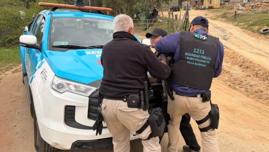 Inspectores municipales recuperan vehículo robado en Villa Alemana y detienen a sujeto que llegó al lugar con un bidón de bencina