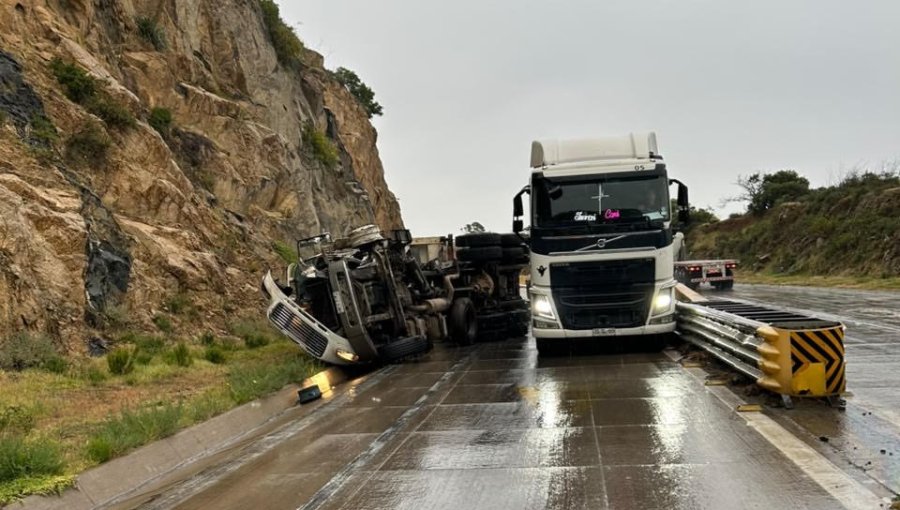 Camión de alto tonelaje volcó en el Camino La Pólvora en dirección al Puerto en Valparaíso