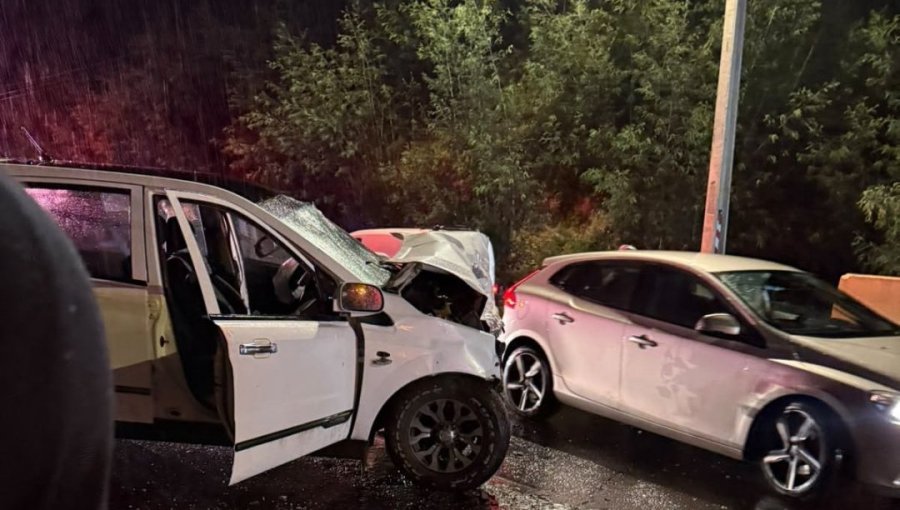 Dos camionetas protagonizaron colisión frontal de alta energía en el Camino Internacional en Viña del Mar