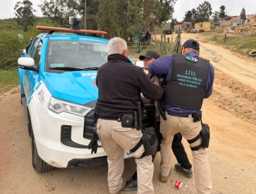 Inspectores municipales recuperan vehículo robado en Villa Alemana y detienen a sujeto que llegó al lugar con un bidón de bencina