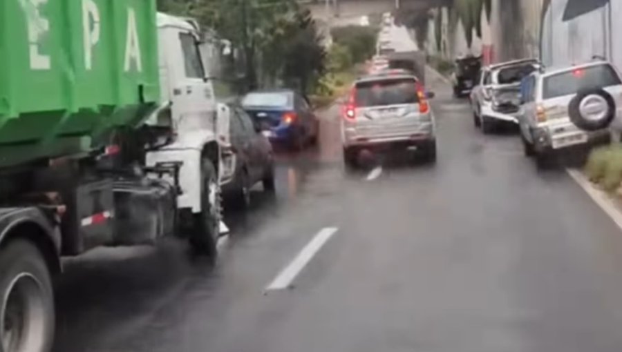Colisión involucró a un camión y a cinco vehículos en el Camino Internacional en Viña del Mar