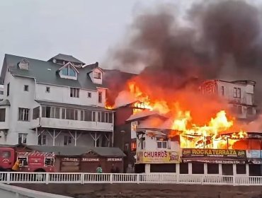 Incendio de gran magnitud consume locales comerciales en el sector Los Suspiros en Cartagena