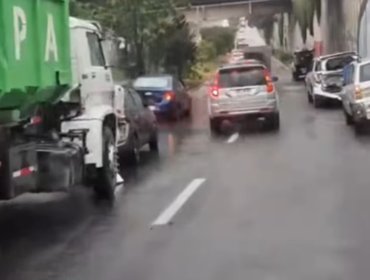 Colisión involucró a un camión y a cinco vehículos en el Camino Internacional en Viña del Mar