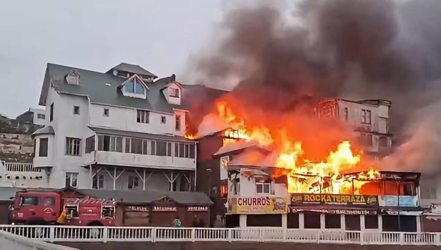 Incendio de gran magnitud consume locales comerciales en el sector Los Suspiros en Cartagena