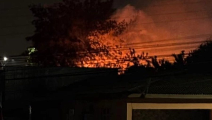 Incendio consume completamente una vivienda de material ligero en sector Belloto Sur de Quilpué