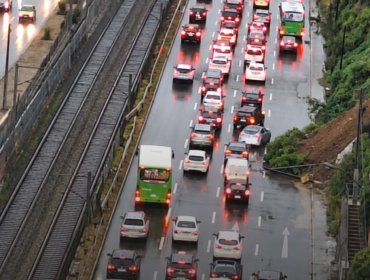 Desprendimiento de tierra en sector del Puente Capuchinos generó alta congestión vehicular en la Av. España