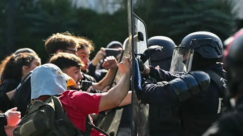 Comisión de DD.HH. de Francia muestra "preocupación" ante "uso desproporcionado de la fuerza" en protestas estudiantiles