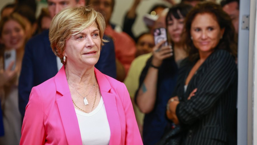 Comisión "Cerimedo" pide citar a Evelyn Matthei por campañas de desinformación y ataques de bots