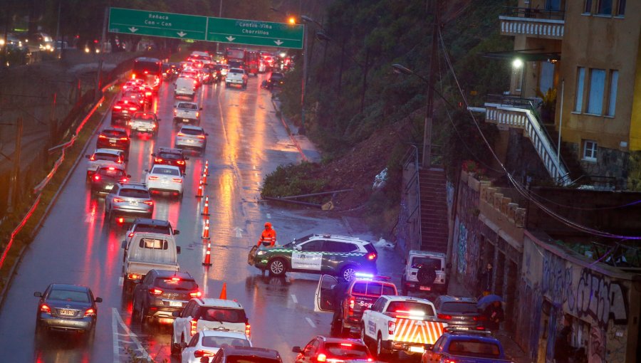 Desprendimiento de tierra en sector del Puente Capuchinos generó alta congestión vehicular en la Av. España