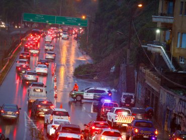 Desprendimiento de tierra en sector del Puente Capuchinos generó alta congestión vehicular en la Av. España