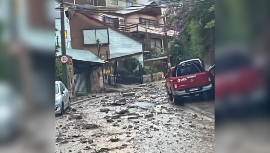Deslizamiento de tierra, piedras y desechos mantiene bloqueada calle en Miraflores Bajo
