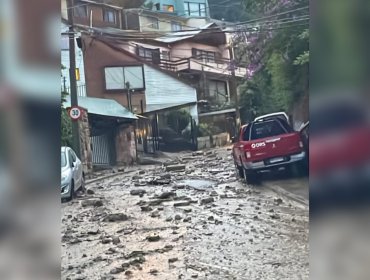 Deslizamiento de tierra, piedras y desechos mantiene bloqueada calle en Miraflores Bajo