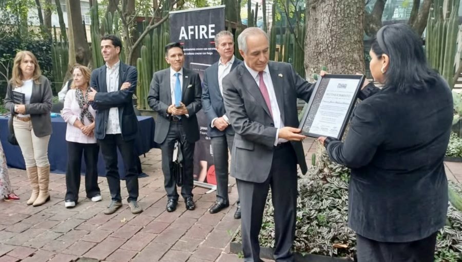 Embajador Francisco Chahuán recibe reconocimiento de Grupo Mundo Ejecutivo durante ceremonia de los 333 Íconos de México