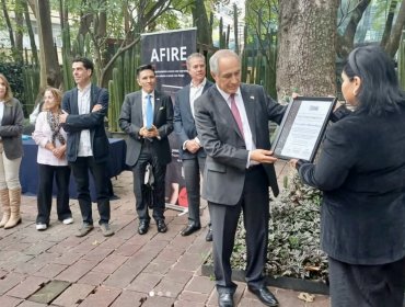 Embajador Francisco Chahuán recibe reconocimiento de Grupo Mundo Ejecutivo durante ceremonia de los 333 Íconos de México