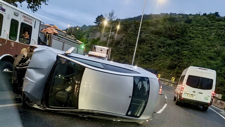 Colisión vehicular termina con automóvil volcado en la ruta Las Palmas de Viña de Mar