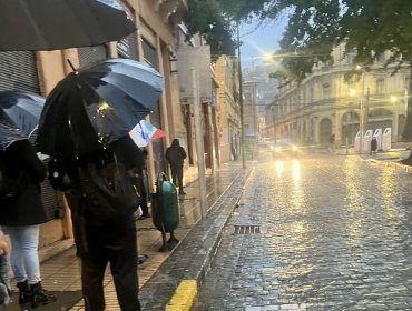 Micros "desaparecieron" con la lluvia en Valparaíso: conductores apuntan a máquinas "en no muy buenas condiciones" y Transportes anuncia sanciones