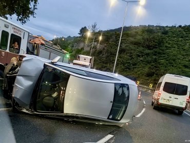 Colisión vehicular termina con automóvil volcado en la ruta Las Palmas de Viña de Mar