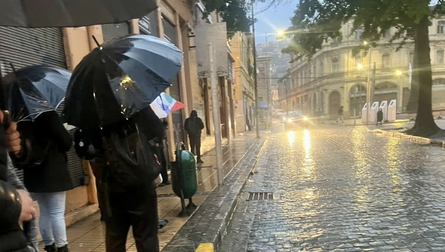 Micros "desaparecieron" con la lluvia en Valparaíso: conductores apuntan a máquinas "en no muy buenas condiciones" y Transportes anuncia sanciones