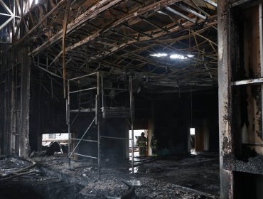 Incendio destruyó el teatro municipal de Maipú: Alcalde Vodanovic estimó pérdida "casi total" de la infraestructura