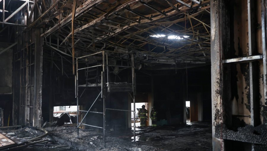Incendio destruyó el teatro municipal de Maipú: Alcalde Vodanovic estimó pérdida "casi total" de la infraestructura