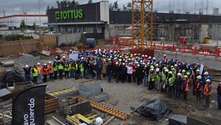 150 alumnas de liceos técnicos de la V Región conocieron en terreno las oportunidades laborales que ofrece la construcción