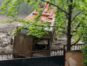 Aluvión arrasa con vehículos en San Carlos de Apoquindo tras desborde de canal