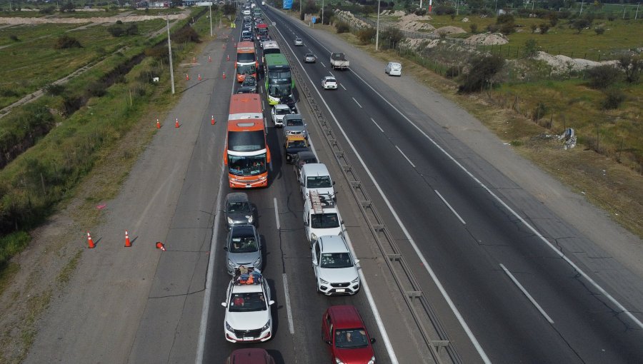 Proyectan que más de 442 mil vehículos saldrán de la región Metropolitana durante este fin de semana largo