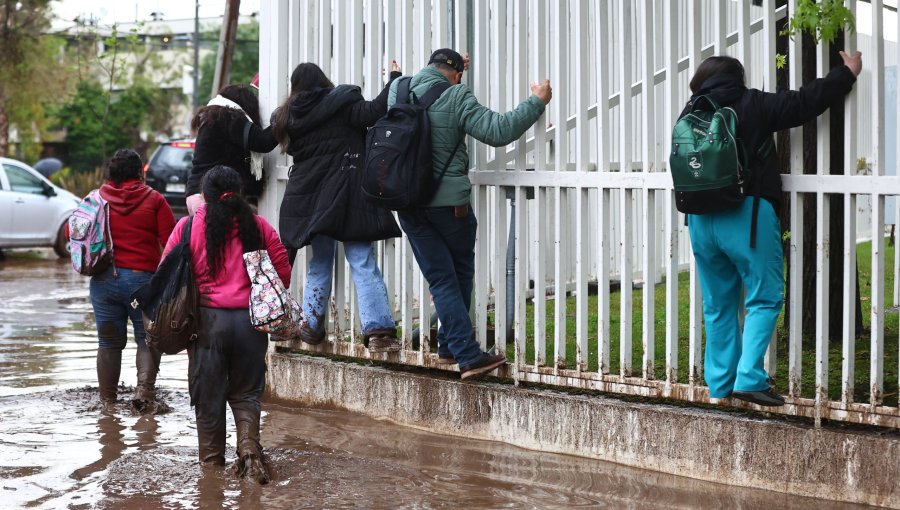 Minsal monitorea emergencia por aluvión en Las Condes y asegura que "hasta ahora" la red pública de salud se encuentra operativa