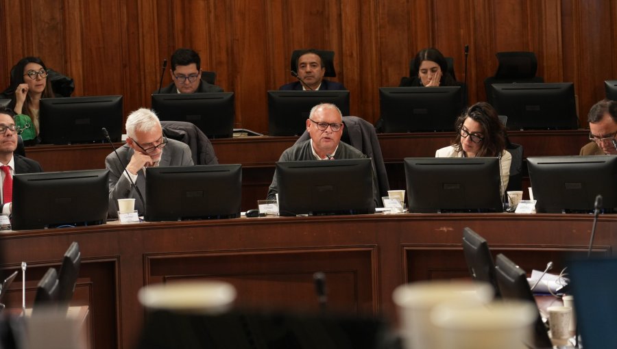 Gobernador Mundaca llegó a Santiago con alcaldes de la región de Valparaíso para rechazar millonario recorte al presupuesto