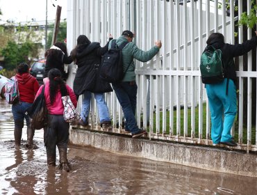 Minsal monitorea emergencia por aluvión en Las Condes y asegura que "hasta ahora" la red pública de salud se encuentra operativa